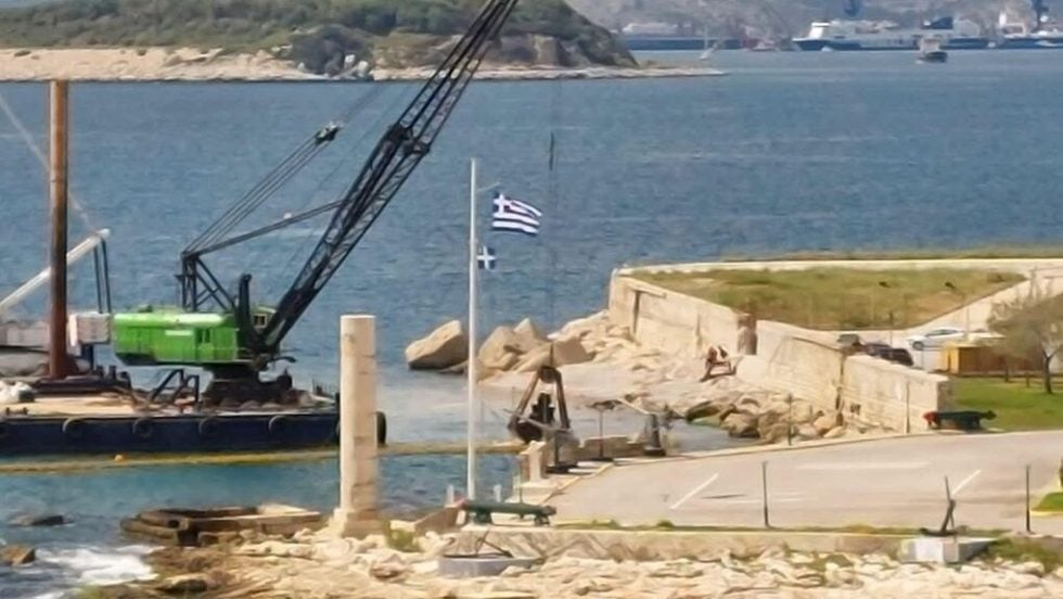 Εργα επέκτασης κρουαζιέρας στο λιμάνι του Πειραιά σε απόσταση ανάσας από το Αρχαίο Ταφικό Μνημείο του Θεμιστοκλή από το